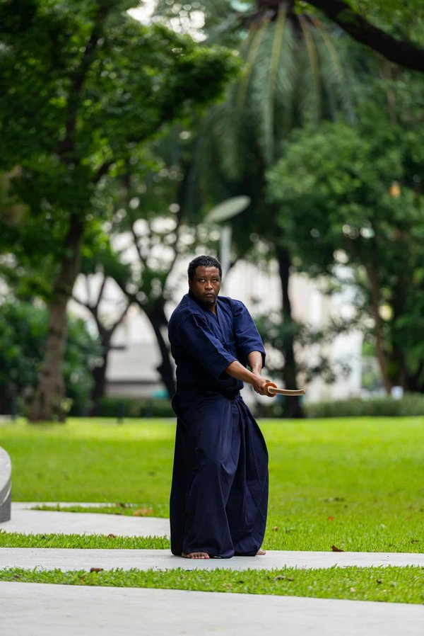 En quoi la pratique du Kenjutsu est-elle bénéfique pour comprendre la dynamique des mouvements en escrime sportive?